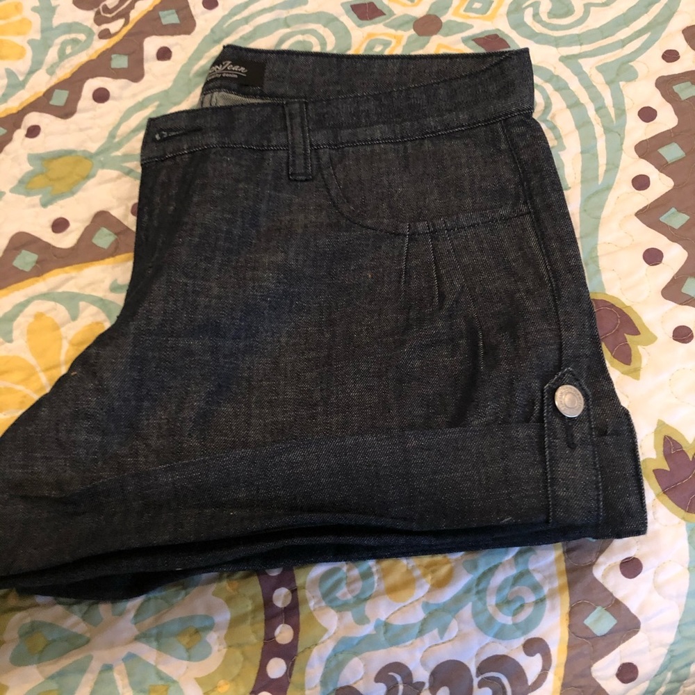NWOT! Victoria secret London Jean shorts.